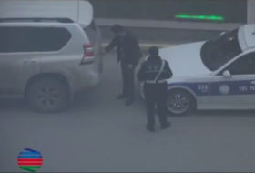 Polis sürücüyə maşınını təmizlətdi - VİDEO